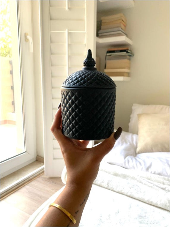 شمعة معطرة برائحة المهير واللبان الفاخرة